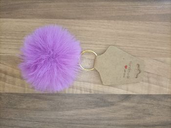 Porte clé pom-pom violet neuf