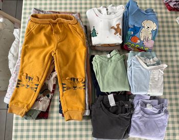 Lot de 14 sweats et 9 pantalons enfant taille 86/92cm