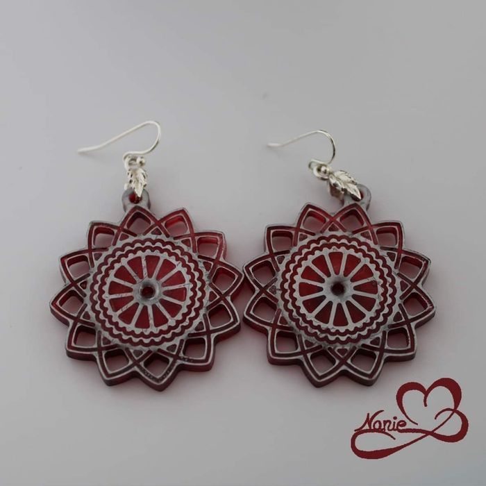 Boucles d'oreilles rouges en résine 💮 - photo numéro 2