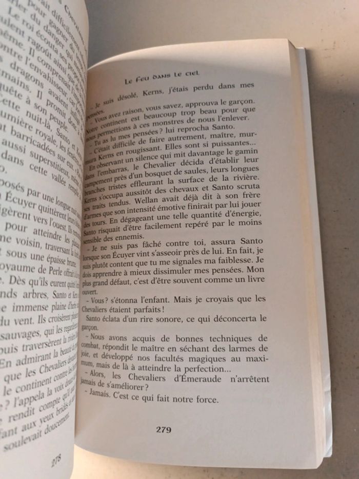 Anne Robillard les chevaliers d'Émeraude tome 1 le feu dans le ciel - photo numéro 5