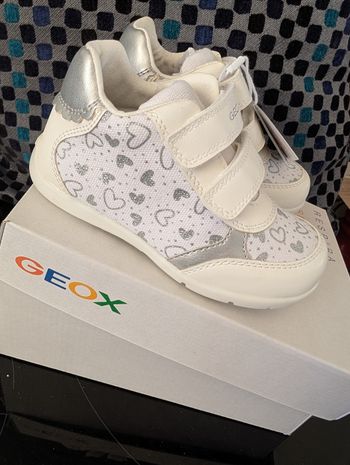 Chaussures fille. Taille 24. Neuf. Geox