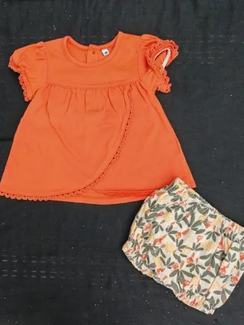 Ensemble 2 pièces 3 mois haut + bloomer fleurs
Fille
