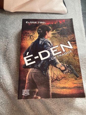 Livre é-den la traque