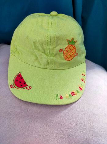 Casquette bébé vert citron – broderies fruits & texte coloré