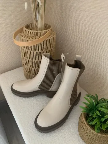 Très jolies bottines bi matiere femme 38