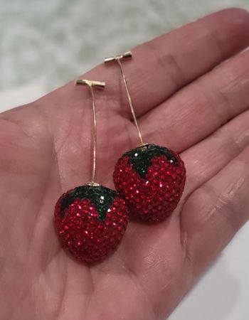 BOUCLES D'OREILLES LONGUE TIGE FRAISE STRASS ! NEUVE