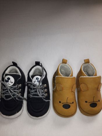 Lot 2 chaussures bébé 9 à 12 mois Disney