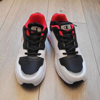 Baskets blanche noir et rouge. Modèle  Ramp up B GS. Taille 37.5 ( 5Y). Marque Champion