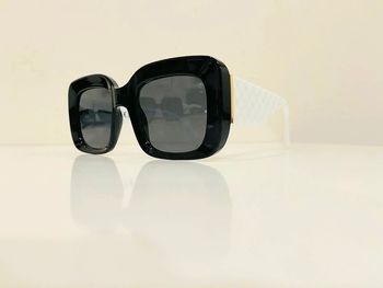 Lunette de soleil femme façade noire rectangulaire bras blancs uv protection catégorie 3