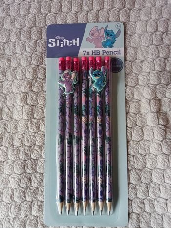 7 crayons gris Stitch