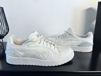 Baskets ASICS blanches – Pointure 40 – Très bon état – Design épuré & confort
