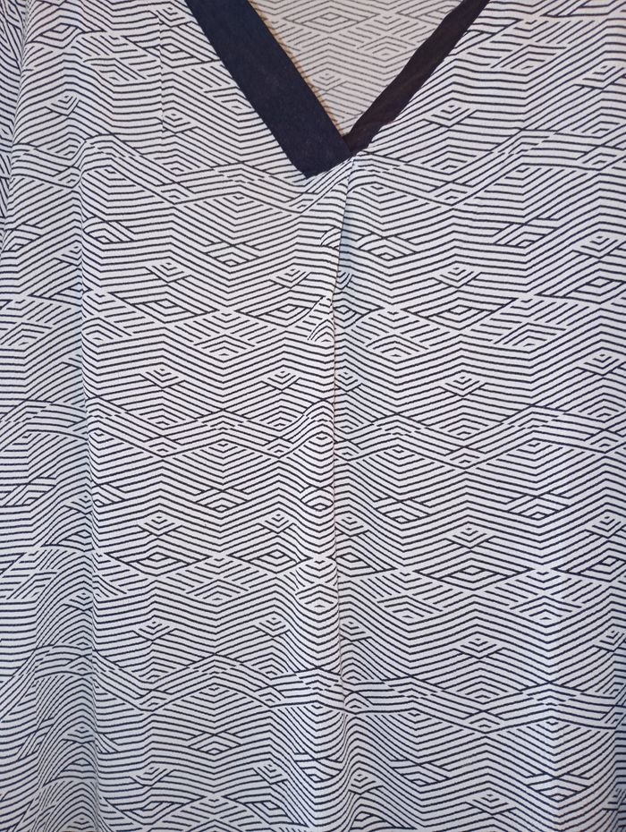 Tunique longue col V motifs asymétriques Pulp & Curve 
T. 52 
NEUVE - photo numéro 2