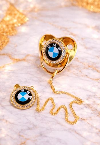 Tétine BMW Luxe Dorée avec Chaînette – Taille Unique – Protection Incluse – Neuve