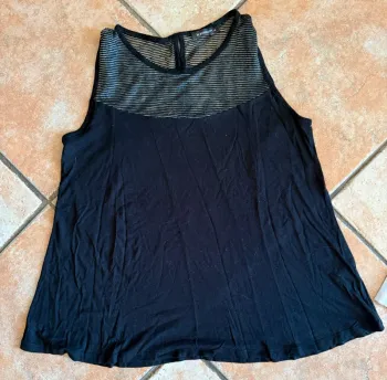 Top noir avec motif brillant à rayures épaule in extenso taille m