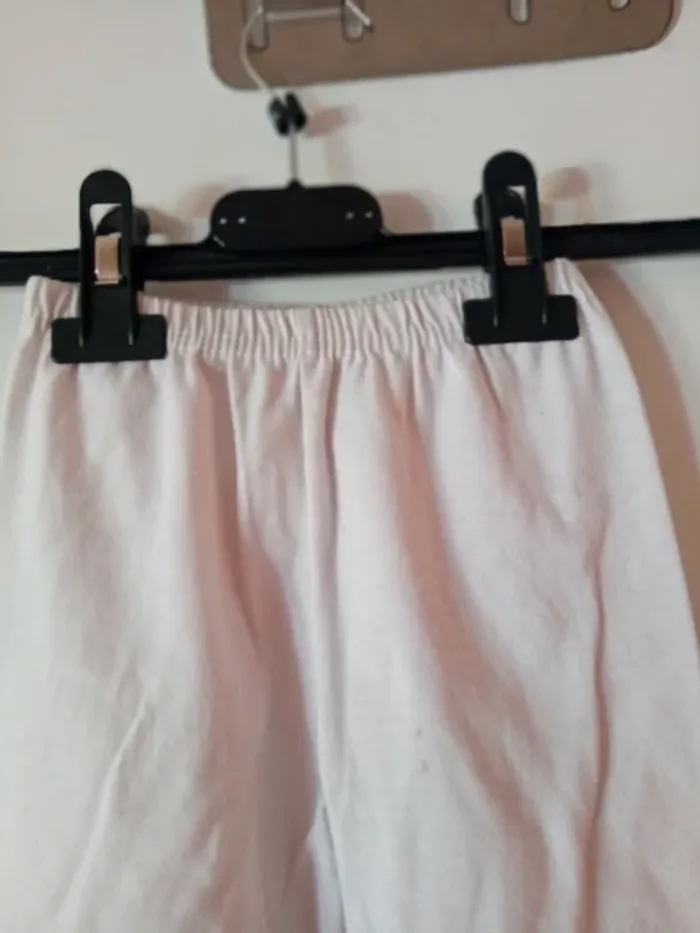 Joli legging blanc. 2 ans - photo numéro 2