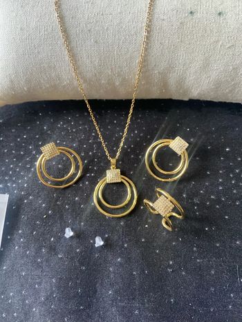 Ensemble bijoux fantaisie dorés et strass