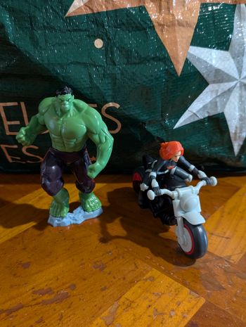 Figurines maxi kinder hulk et Black widow en moto