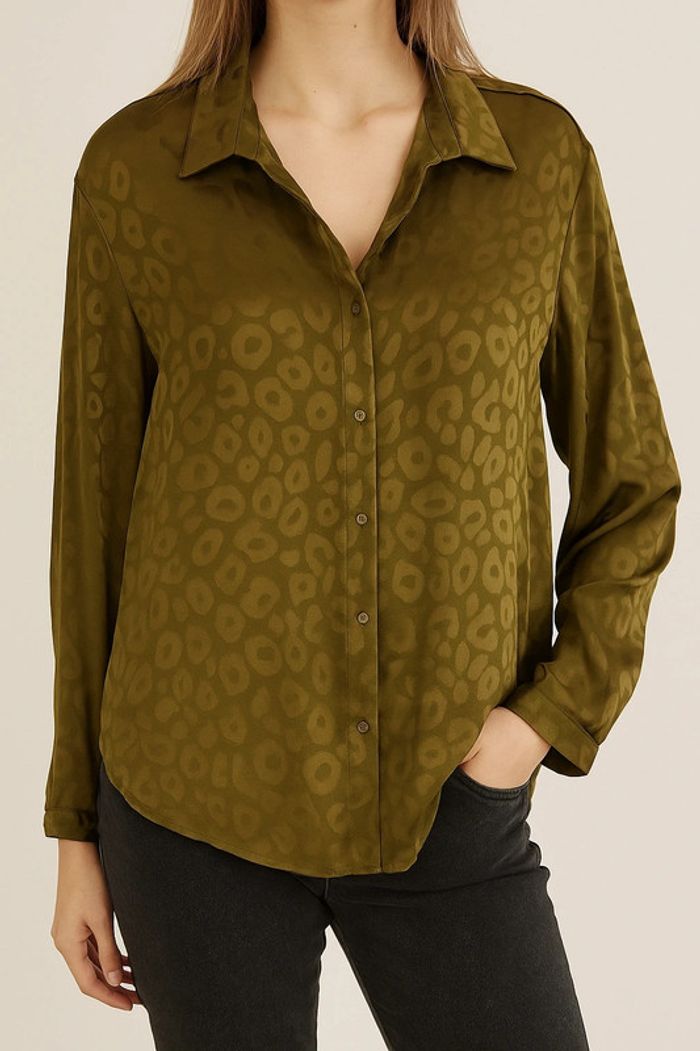 Très joli chemisier vert olive imprimé