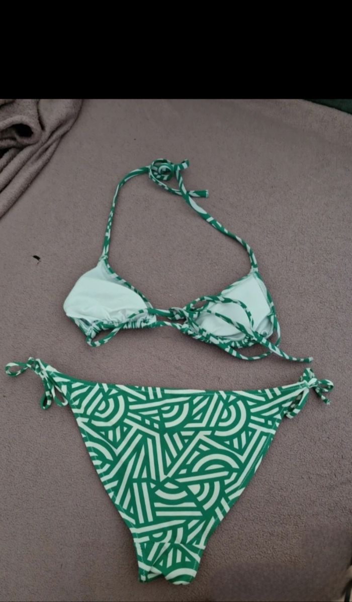 Maillot de bain 2 pièces vert à rayures blanches - photo numéro 2
