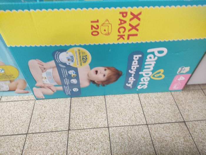 120 couches pampers  taille 4 neuves emballées valeur 62€ cédées le tout 25€