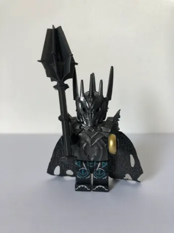Figurine type Lego Sauron et l’anneau de pouvoir. le seigneur des anneaux