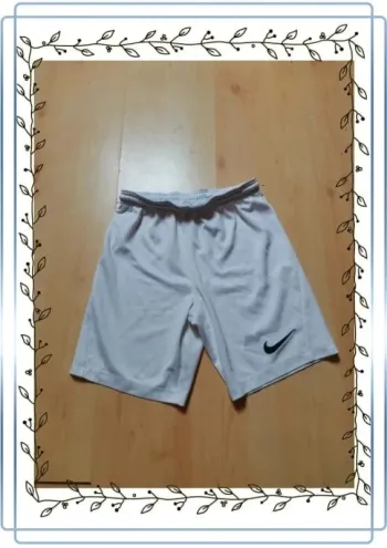 Short nike blanc enfant, taille 128/137cm tâché à l'arrière