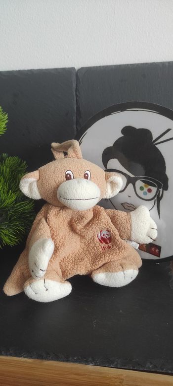 doudou singe wwf triangle marron beige anna plush club panda rouge Grelot Ancien