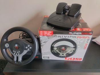 Volant et pédalier gaming 