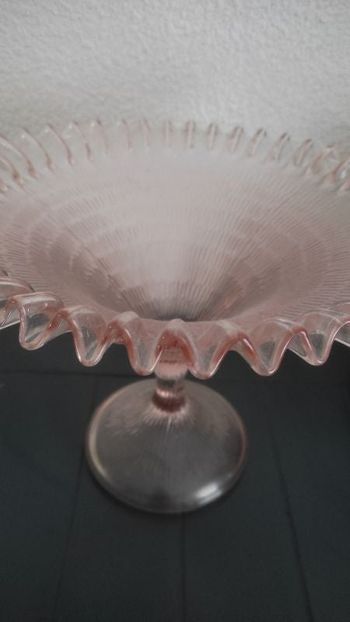 Coupe à fruits en verre rosé