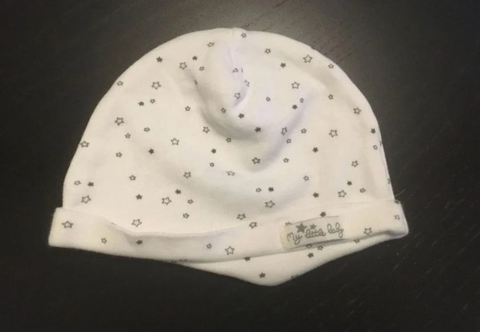 Bonnet blanc avec étoiles grises In Extenso