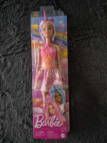 Barbie Poupées Licorne aux Cheveux colorés Fantaisie, aux Tenues avec Effet dégradé