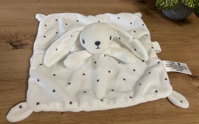 Doudou plat lapin blanc gris étoile attache sucette simba toys