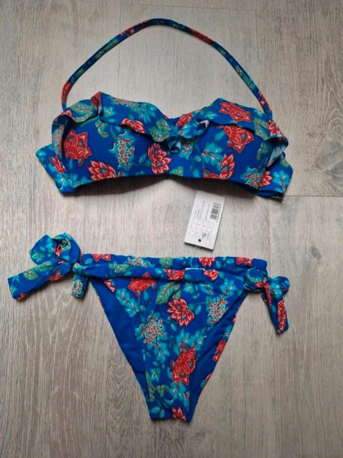 Maillot de bain bikini 2 pièces Calzedonia bleu et rouge avec fleurs
