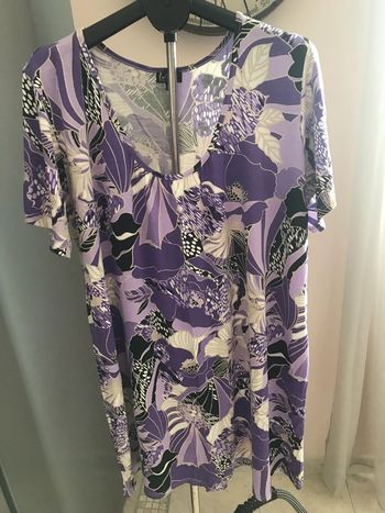 Robe violette fleurie