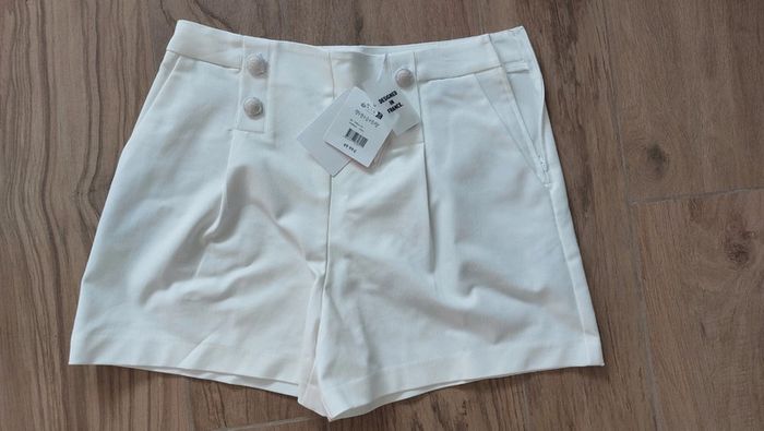Short neuf naf naf taille 40 blanc casse