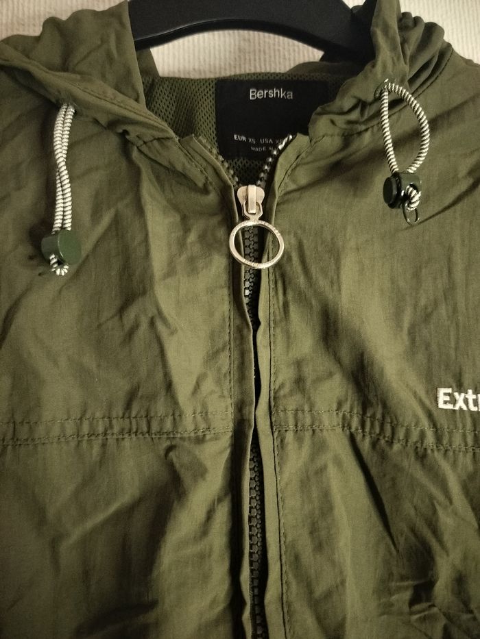 Petit gilet Bershka de sport kaki crop top - photo numéro 4