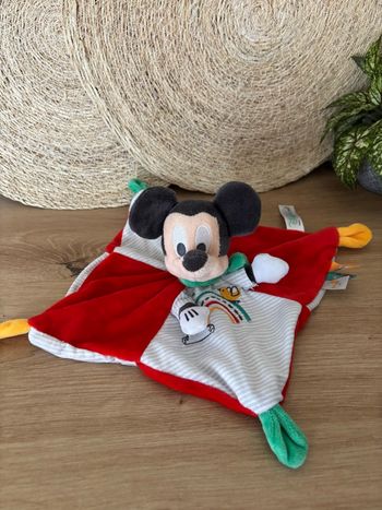 Doudou plat Mickey rouge gris rayé blanc arc en ciel Disney baby