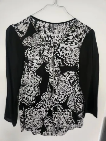 Jolie blouse fine Naf Naf taille 40 noire et blanche