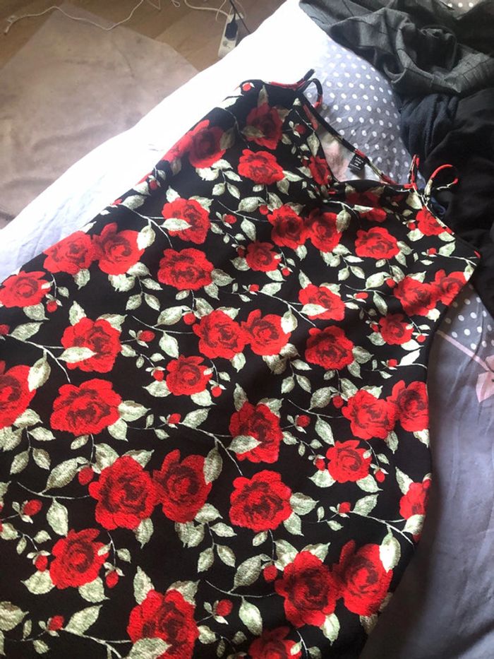 Robe avec roses rouges - photo numéro 3
