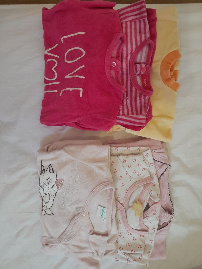 Lot de 8 pyjamas fille taille 6 mois.