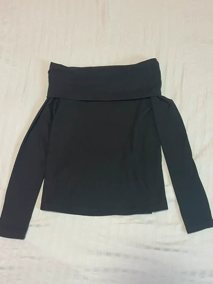 Pull avec épaules dénudées