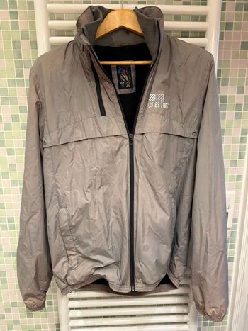 Veste coupe-vent type kway grise vêtement de pluie