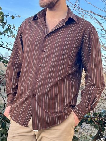 Chemise marron avec rayures colorées