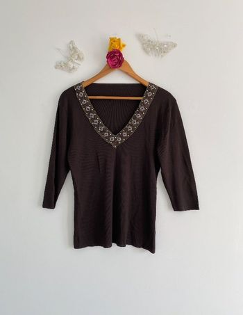 Caroll – Joli haut kaki au col V brodé