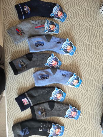 Lot 8 paires de chaussettes neuves antidérapante 27/31