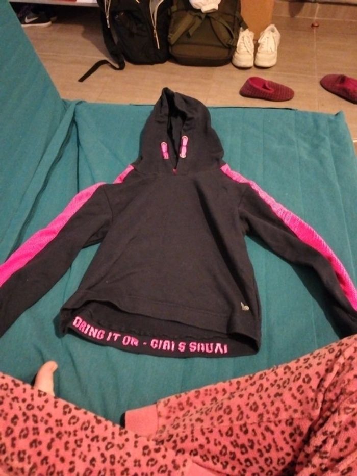 Sweat noir et rose fluo