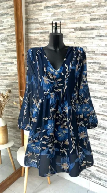 Robe bleu marine à fleurs bleues