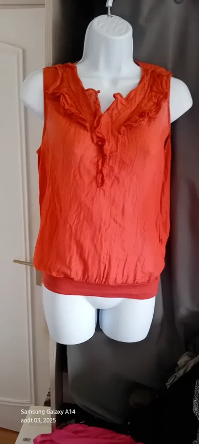 Blouse sans manches col avec boutons et volants avec soie corail femme