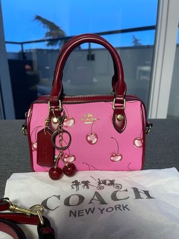 Sac Coach cerise et porte clé 