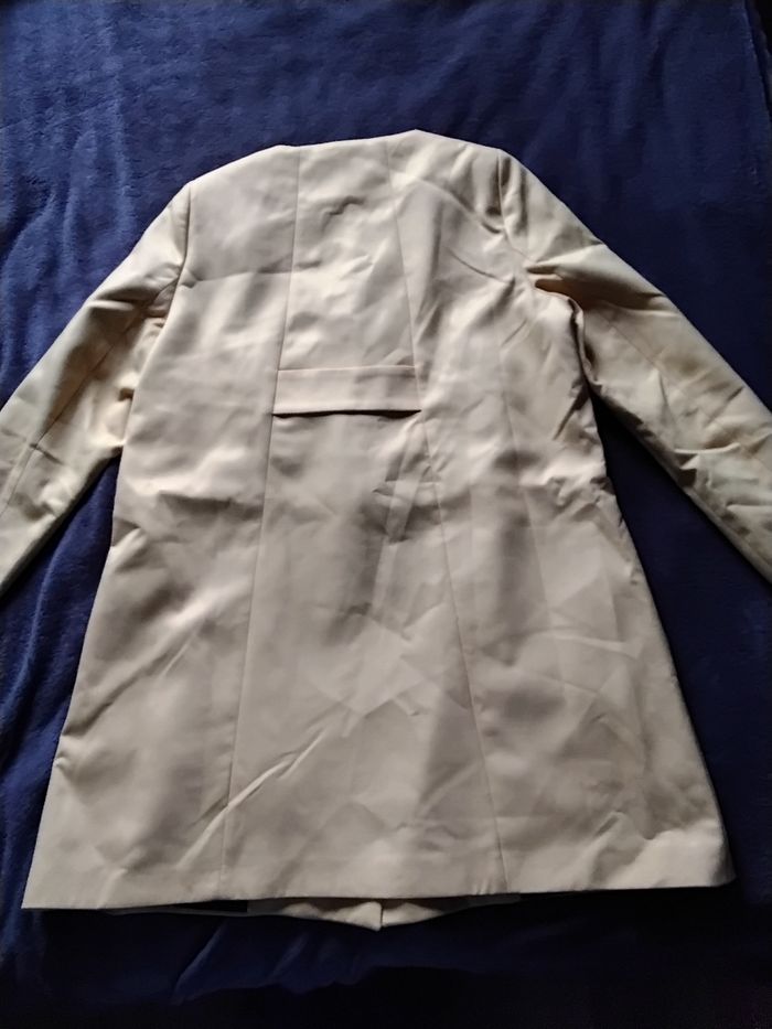 Veste jaune canard qui ne ressort pas sur la photo taille 44 - photo numéro 2